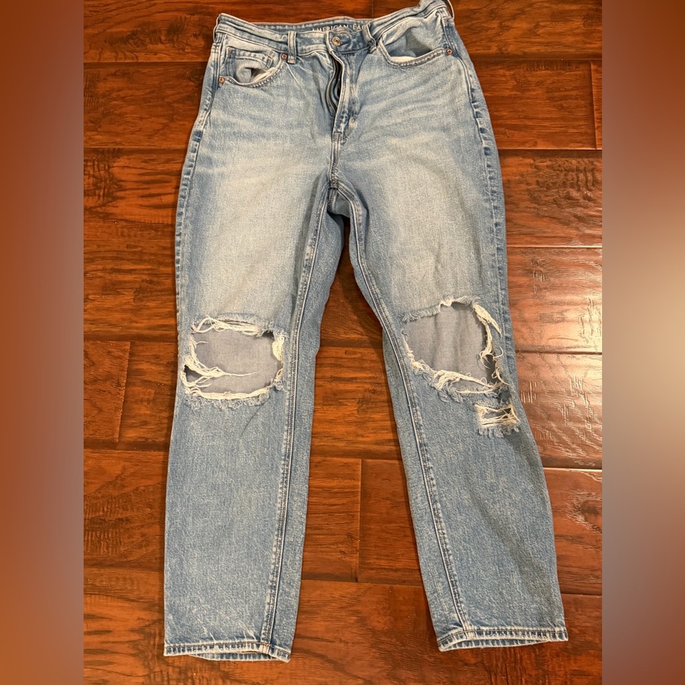 American Eagle Light Wash Distressed Knee Jeans